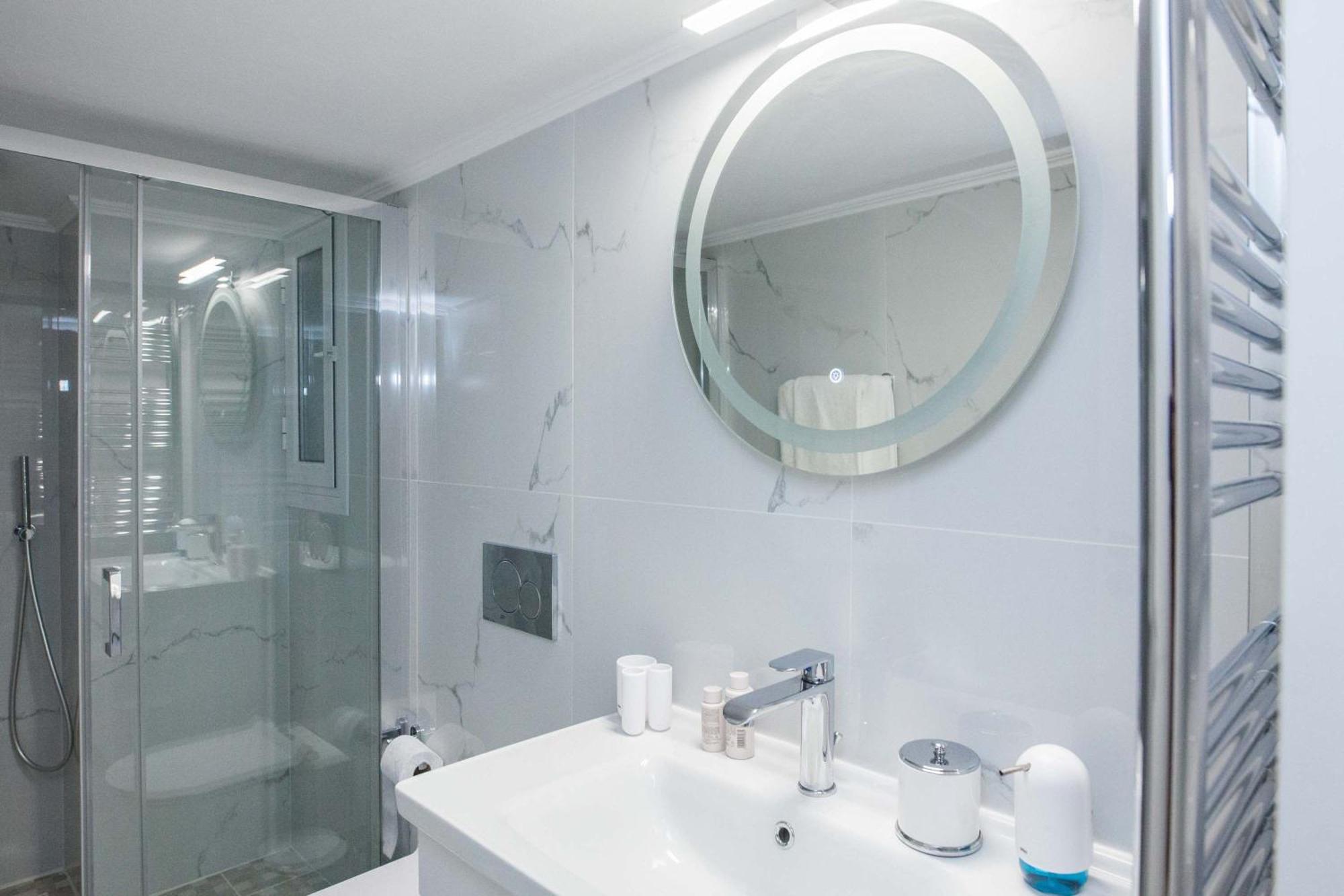 Central 2 Bd Apt With Balcony By Monastiraki Athens Luaran gambar