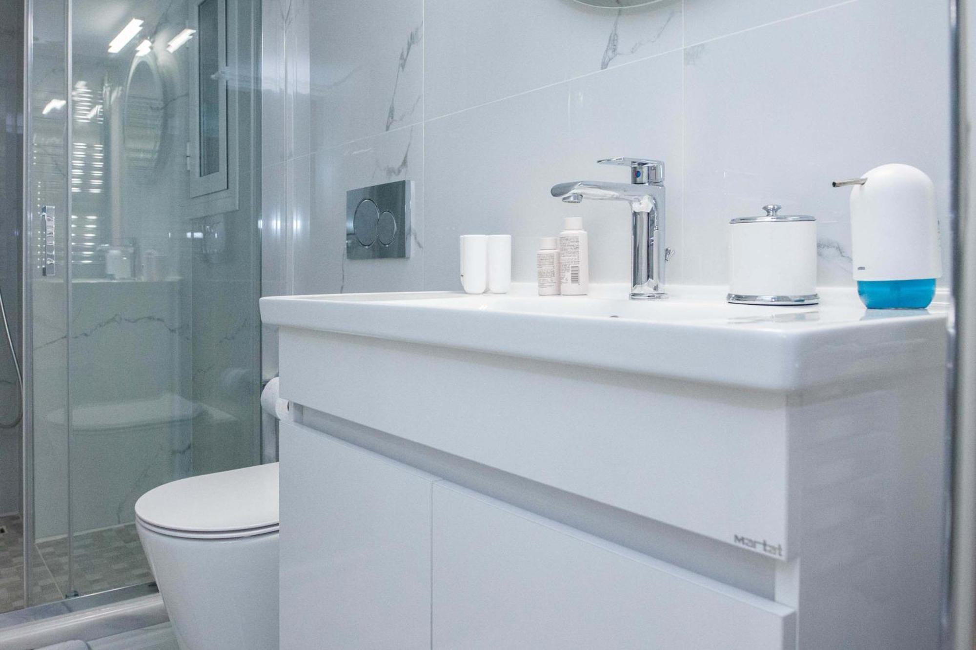 Central 2 Bd Apt With Balcony By Monastiraki Athens Luaran gambar